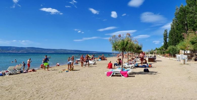 Kamp Almissa  Ljeto u Dalmaciji  Mobilna kucica Adria Superior  Posebna akcijska ponuda Omis Dalmacija Hrvatska  1 855 EUR  7x nocenje u mobilnoj kucici Adria Superior 4 1  C2 zona zadnji red za do 5 osoba 4 odrasle osobe i 1 dijete do 11 99 godina  Jednokratno koristenje posteljine i rucnika
