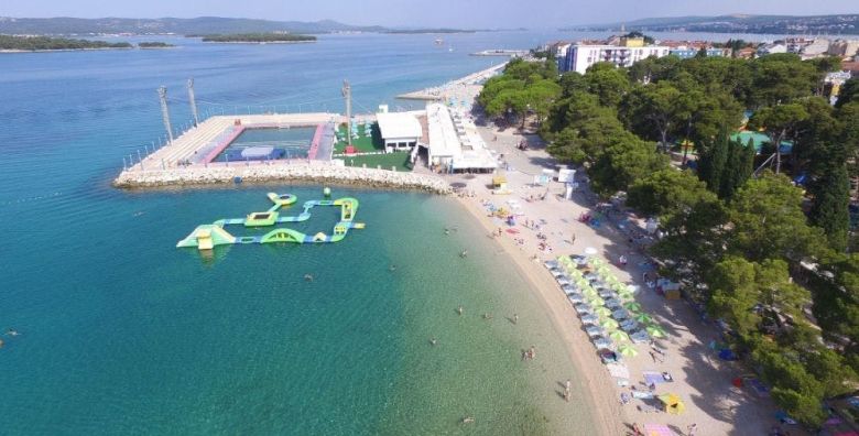 Ilirija Resort  Hotel Adriatic  Zabavno ljeto s punim pansionom Biograd na Moru Dalmacija Hrvatska  1 719 EUR  7x nocenje u dvokrevetnoj Comfort sobi za 2 osobe 1 dijete do 12 godina i 1 dijete do 7 godina besplatno  Puni pansion