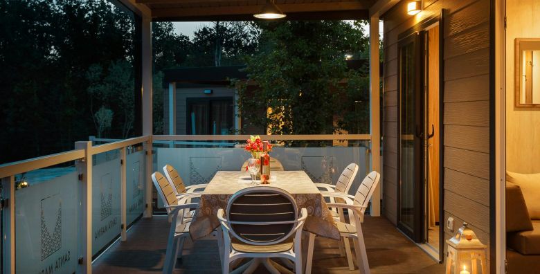 Santa Marina Boutique Camping  Obiteljski odmor u Porecu Porec Istra Hrvatska  150 EUR  3x nocenje u Premium Comfort mobilnoj kucici za 4 osobe 2 djece do 11 99 godina besplatno  Posteljina i rucnici