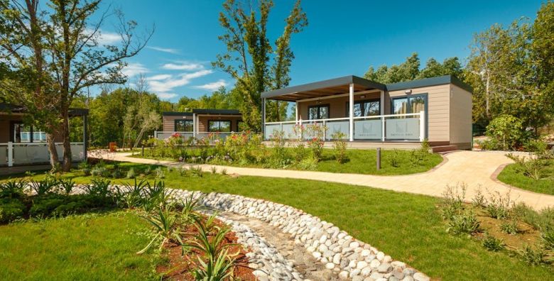 Santa Marina Boutique Camping  Obiteljski ljetni odmor u Porecu Porec Istra Hrvatska  280 EUR  4x nocenje u Premium Relax mobilnoj kucici za 4 osobe 2 djece do 11 99 godina besplatno  Posteljina i rucnici