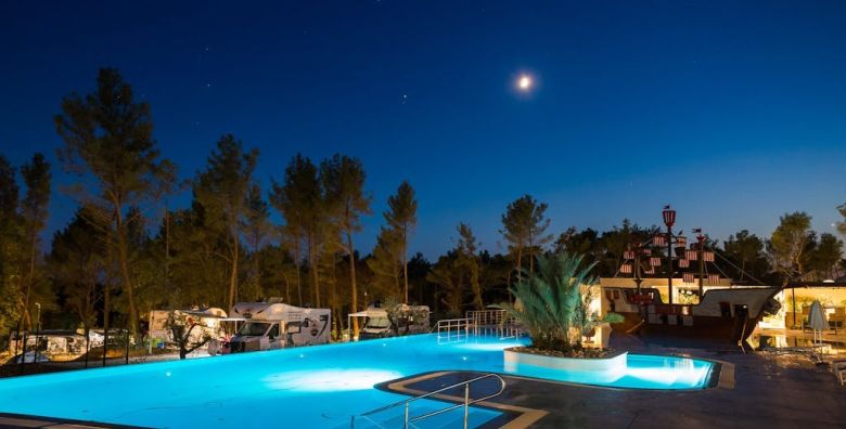 Santa Marina Boutique Camping  Premium glamping Porec Istra Hrvatska  310 EUR  5x nocenje u premium glamping satoru s 2 spavace sobe za do 5 osoba 4 odrasle osobe i 1 dijete do 11 99 godina  Posteljina i rucnici