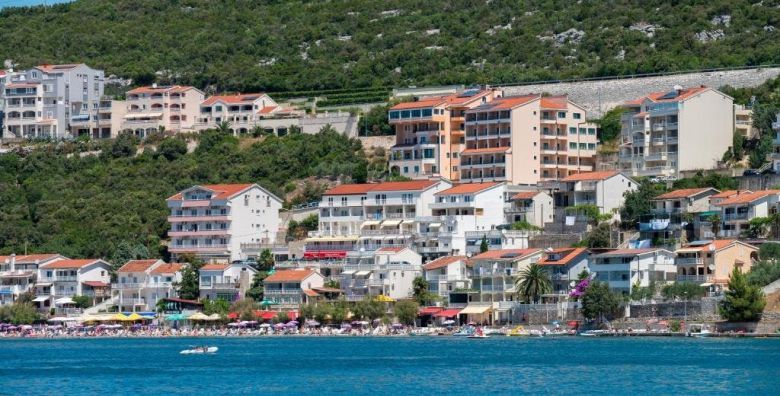 Hotel Adria  Ljetni odmor u Neumu Neum Bosna i Hercegovina  322 EUR  3x nocenje u dvokrevetnoj sobi za 2 osobe dijete do 7 godina besplatno  Dorucak