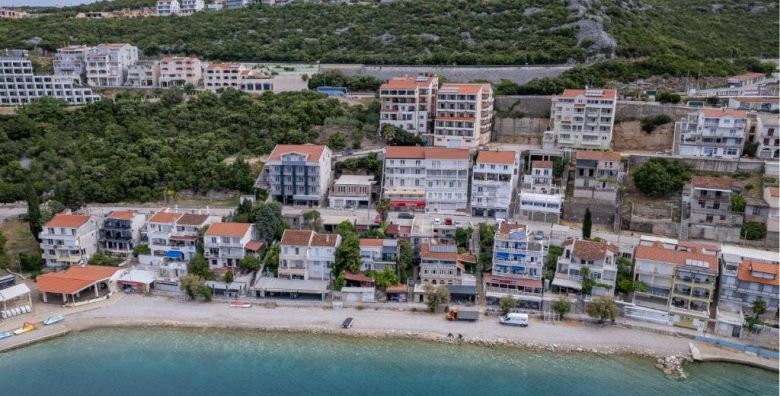 Hotel Adria  Ljetni odmor u Neumu Neum Bosna i Hercegovina  383 50 EUR  3x nocenje u dvokrevetnoj sobi za 2 osobe dijete do 7 godina besplatno  Polupansion