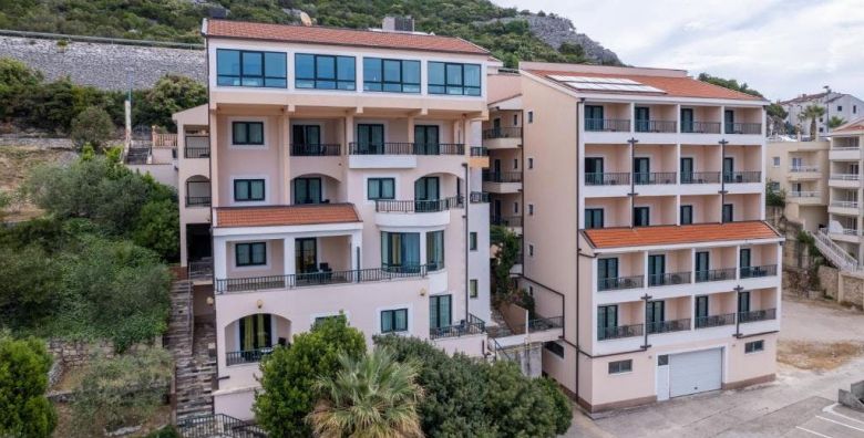 Hotel Adria  Ljetni odmor u Neumu Neum Bosna i Hercegovina  383 50 EUR  3x nocenje u trokrevetnoj sobi za 3 osobe dijete do 7 godina besplatno  Dorucak