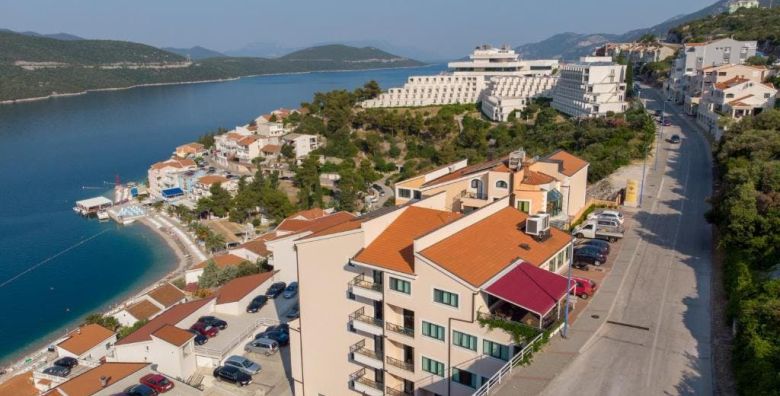 Hotel Adria  Ljetni odmor u Neumu Neum Bosna i Hercegovina  460 EUR  3x nocenje u trokrevetnoj sobi za 3 osobe dijete do 7 godina besplatno  Polupanison