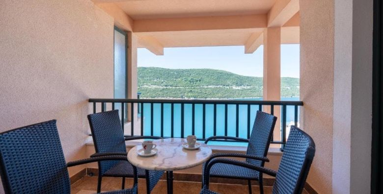Hotel Adria  Ljetni odmor u Neumu Neum Bosna i Hercegovina  460 EUR  3x nocenje u apartmanu s dvije sobe za 4 osobe Dorucak