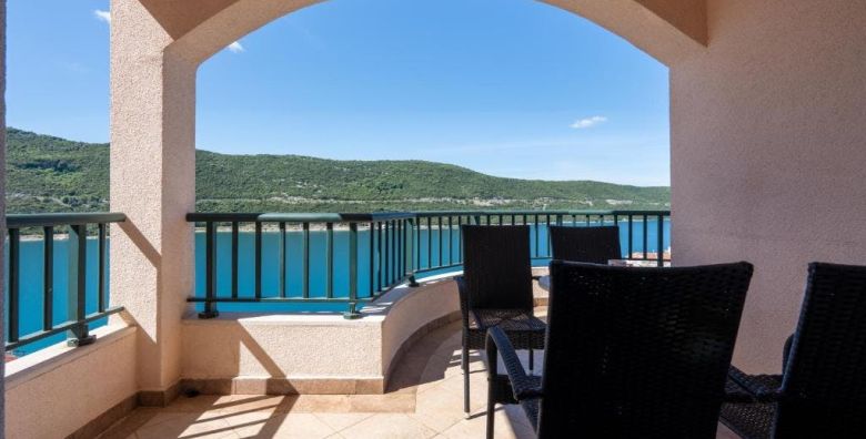 Hotel Adria  Ljetni odmor u Neumu Neum Bosna i Hercegovina  583 EUR  3x nocenje u apartmanu s dvije sobe za 4 osobe Polupansion