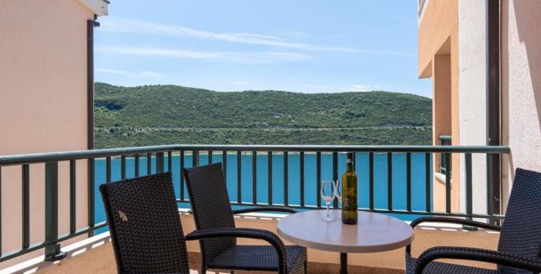 Hotel Adria  Ljetni odmor u Neumu Neum Bosna i Hercegovina  537 EUR  5x nocenje u dvokrevetnoj sobi za 2 osobe dijete do 7 godina besplatno  Dorucak