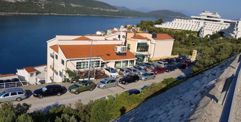 Hotel Adria  Ljetni odmor u Neumu Neum Bosna i Hercegovina  639 EUR  5x nocenje u dvokrevetnoj sobi za 2 osobe dijete do 7 godina besplatno  Polupansion
