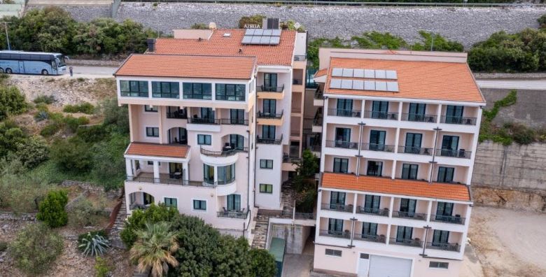 Hotel Adria  Ljetni odmor u Neumu Neum Bosna i Hercegovina  752 EUR  7x nocenje u dvokrevetnoj sobi za 2 osobe dijete do 7 godina besplatno  Dorucak