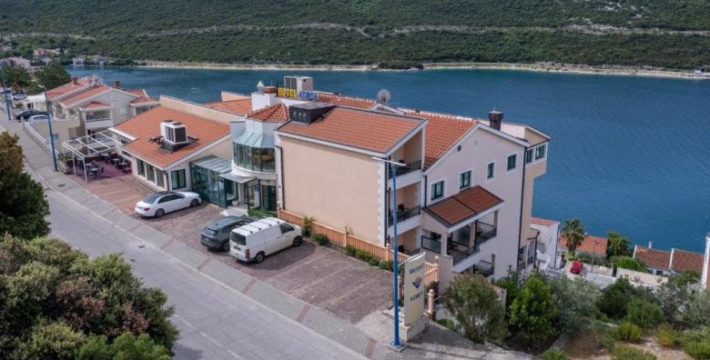Hotel Adria  Ljetni odmor u Neumu Neum Bosna i Hercegovina  639 EUR  5x nocenje u trokrevetnoj sobi za 3 osobe dijete do 7 godina besplatno  Dorucak