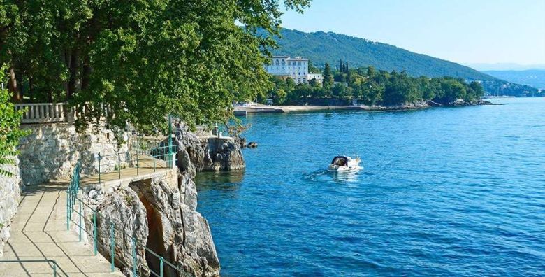 Hotel Lovran  Last minute ljetni odmor u Lovranu tijekom tjedna Lovran Hrvatska  140 EUR  1x nocenje u dvokrevetnoj Standard sobi s pogledom na ulicu za 2 osobe 1 dijete do 6 99 godina besplatno  Buffet dorucak