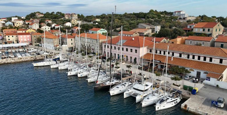 Jedrilicarski aranzmani  Privatna jedrilicarska avantura s profesionalnim skipperom Biograd na Moru Hrvatska  3203 €