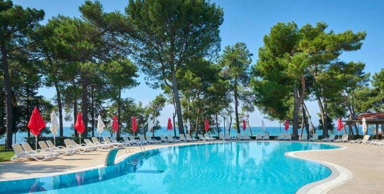 Hotel Aurora Plava Laguna  Obiteljsko all inclusive ljeto uz more Umag Istra Hrvatska  1 506 EUR  5x nocenje u dvokrevetnoj Superior sobi s pomocnim lezajem pogled park za 2 osobe 1 dijete do 11 99 godina i 2 dijete do 4 99 godina besplatno  All inclusive