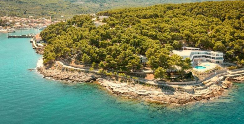 Fontana Resort  Ljeto na Hvaru u komfornim apartmanima Jelsa otok Hvar Dalmacija Hrvatska  339 EUR  3x nocenje u Comfort Studio apartmanu za 3 osobe Koristenje 2 otvorena bazena s morskom vodom jedan je djecji 