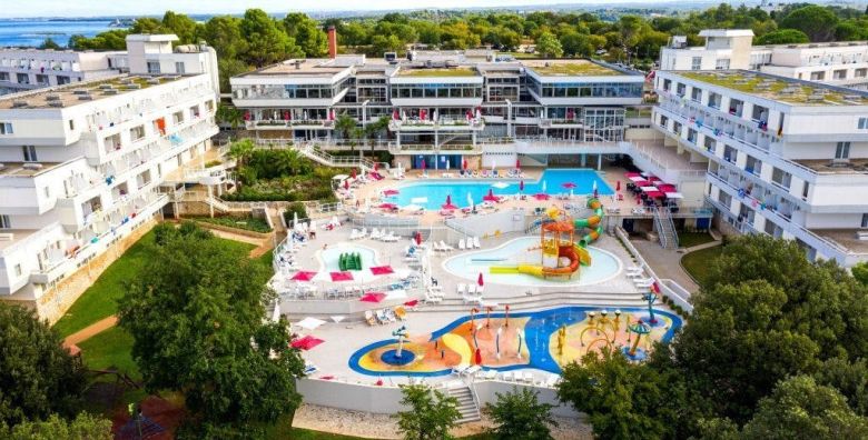 Hotel Delfin Plava Laguna  Ljeto u Porecu Porec Istra Hrvatska  939 EUR  7x nocenje u Classic dvokrevetnoj sobi s balkonom morska strana za 2 osobe 1 dijete do 11 99 godina besplatno  Polupansion