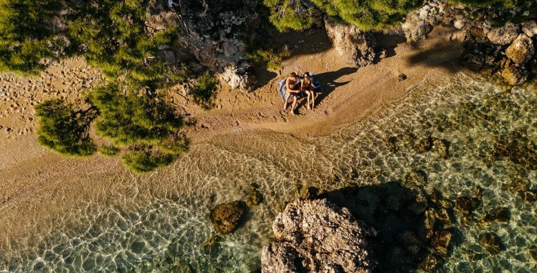 Sagitta Holiday Resort  Last minute obiteljsko ljeto u Omisu  Superior bungalov Omis Dalmacija Hrvatska  2 324 EUR  7x nocenje u Superior bungalovu 2 1 za 2 osobe 1 dijete do 13 99 godina i 1 dijete do 7 99 godina besplatno  All inclusive