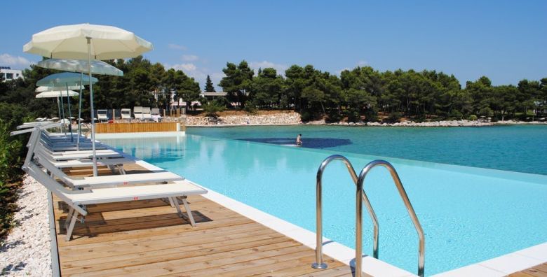 Crvena Luka Resort  Last minute ljeto u Dalmaciji  Biograd na Moru Dalmacija Hrvatska  449 EUR  2x nocenje u prostranoj Superior sobi za 2 osobe 1 dijete do 13 99 godina i 1 dijete do 5 99 godina besplatno  Polupansion