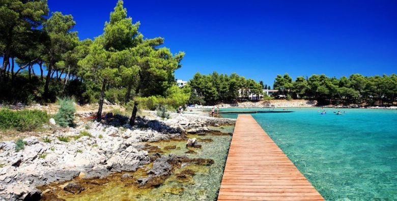 Crvena Luka Resort  Obiteljsko ljeto u Dalmaciji  Biograd na Moru Dalmacija Hrvatska  1 999 EUR  7x nocenje u prostranoj Superior sobi za 2 osobe 1 dijete do 13 99 godina i 1 dijete do 5 99 godina besplatno  Polupansion