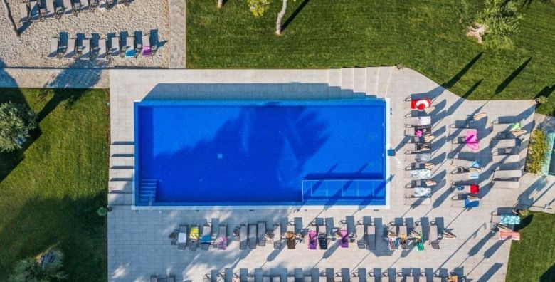 Villas Arausana  Antonina  Ljeto uz more  Posebna akcijska cijena Vodice Dalmacija Hrvatska  1 133 EUR  5x nocenje u dvokrevetnoj sobi s balkonom morska strana za 2 osobe 1 dijete do 11 99 godina i 2 dijete do 2 99 godina besplatno  Polupansion