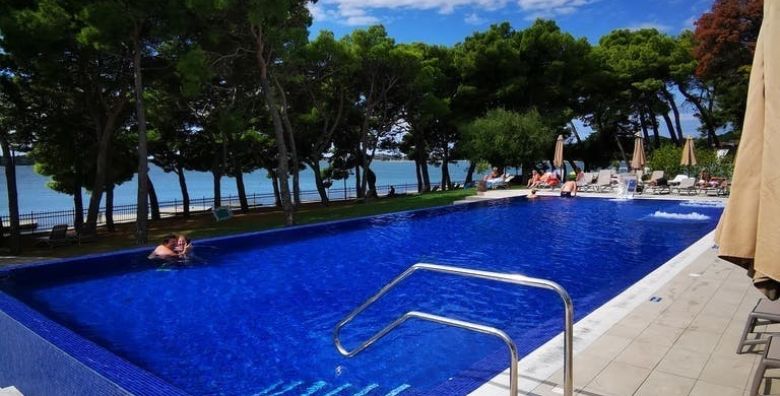 Villa Arausa  Obiteljsko all inclusive light ljeto  Posebna akcijska cijena Vodice Dalmacija Hrvatska  1 542 EUR  7x nocenje u dvokrevetnoj Standard sobi s balkonom morska strana za 2 osobe 1 dijete do 11 99 godina i 2 dijete do 2 99 godina besplatno  All inclusive light