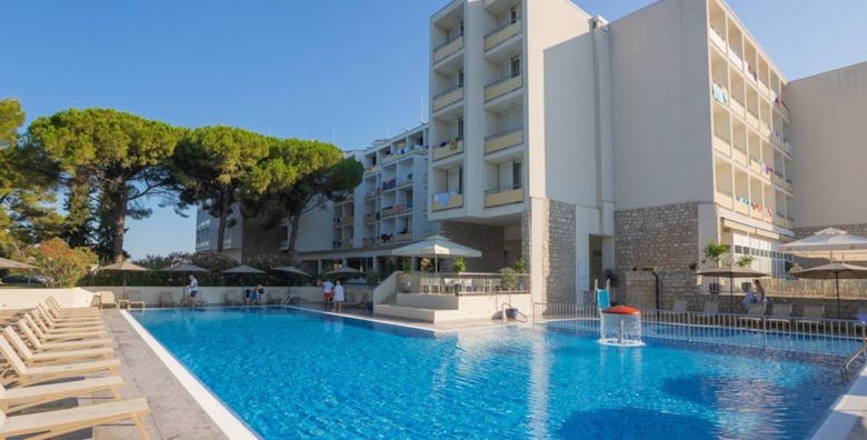 Family Hotel Adria  Obiteljsko all inclusive ljeto u Dalmaciji  Posebna akcija Biograd na Moru Dalmacija Hrvatska  1 160 EUR  4x nocenje u dvokrevetnoj Comfort sobi s balkonom i pomocnim lezajem za 2 osobe 1 dijete do 11 99 godina i dijete do 2 99 godina besplatno  All inclusive