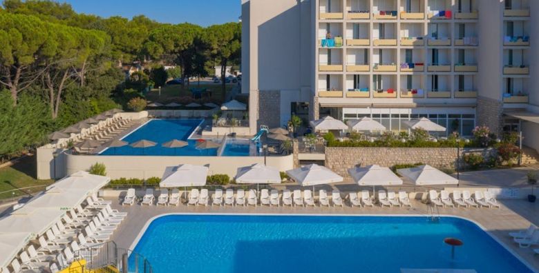 Family Hotel Adria  Obiteljsko all inclusive ljeto u Dalmaciji  Posebna akcija Biograd na Moru Dalmacija Hrvatska  2 029 EUR  7x nocenje u dvokrevetnoj Comfort sobi s balkonom i pomocnim lezajem za 2 osobe 1 dijete do 11 99 godina i dijete do 2 99 godina besplatno  All inclusive