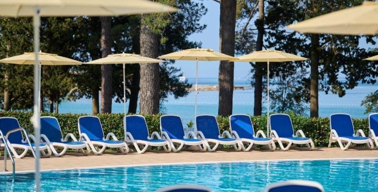 Hotel Aurora Plava Laguna  Obiteljsko all inclusive ljeto uz more Umag Istra Hrvatska  882 EUR  3x nocenje u dvokrevetnoj Superior sobi s pomocnim lezajem pogled park za 2 osobe 1 dijete do 11 99 godina i 2 dijete do 4 99 godina besplatno  All inclusive