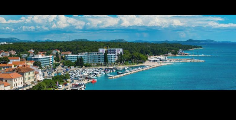 Ilirija Resort  Hotel Ilirija  VIP premium odmor u kolovozu s punim pansionom u Biogradu  Posebna akcija Biograd na Moru Dalmacija Hrvatska  1 909 EUR  7x nocenje u dvokrevetnoj Premium Club sobi za 2 osobe 1 dijete do 12 godina i 1 dijete do 7 godina besplatno  Puni pansion
