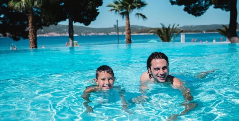 Ilirija Resort  Hotel Ilirija  Kratki ljetni odmor s punim pansionom u Biogradu Biograd na Moru Dalmacija Hrvatska  629 EUR  3x nocenje u dvokrevetnoj Comfort sobi za 2 osobe 1 dijete do 12 godina i 1 dijete do 7 godina besplatno  Puni pansion