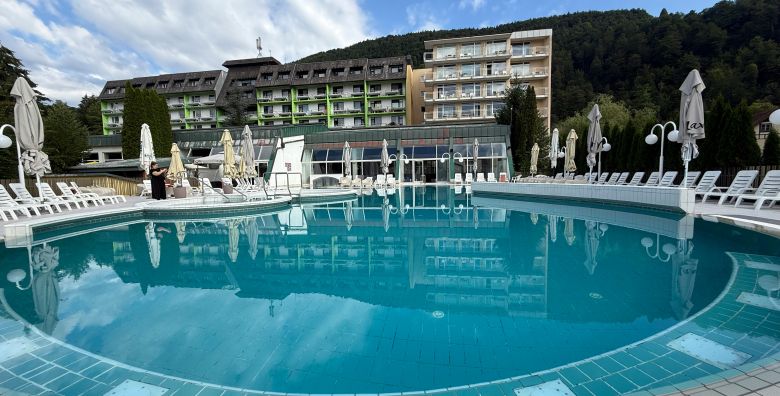 Hotel Vesna  Terme Topolsica  Ljetni odmor s punim pansionom  Placas 4 boravis 5 noci  Posebna akcija Topolsica Slovenija  549 EUR  5x nocenje u dvokrevetnoj Standard sobi za 2 osobe 1 dijete do 14 99 godina i 1 dijete do 4 99 godina besplatno  Puni pansion