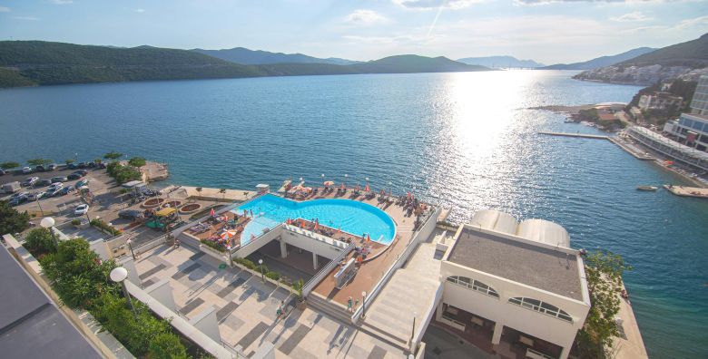 Hotel Sunce Neum  Obiteljski odmor u Neumu u kolovozu Neum Bosna i Hercegovina  340 50 EUR  2x nocenje u Superior dvokrevetnoj sobi s balkonom i pogledom na more za 2 osobe dijete do 6 99 godina besplatno  Polupansion