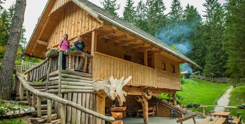 Glamping Lake Bloke  Obiteljski odmor u unikatnoj sobi Krpan Nova vas Slovenija  133 EUR  1x nocenje u unikatnoj sobi Krpan od masivnog drveta za 4 osobe Dorucak