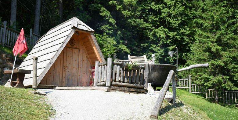 Glamping Lake Bloke  Obiteljski glamping odmor uz Blosko jezero Nova vas Slovenija  108 EUR  1x nocenje u velikoj glamping kucici za 2 osobe 2 djece do 15 godina besplatno  Dorucak