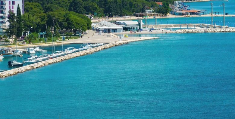 Ilirija Resort  Hotel Adriatic  Zabavno ljeto s punim pansionom Biograd na Moru Hrvatska  1 279 EUR  7x nocenje u dvokrevetnoj Comfort sobi za 2 osobe 1 dijete do 12 godina i 1 dijete do 7 godina besplatno  Puni pansion