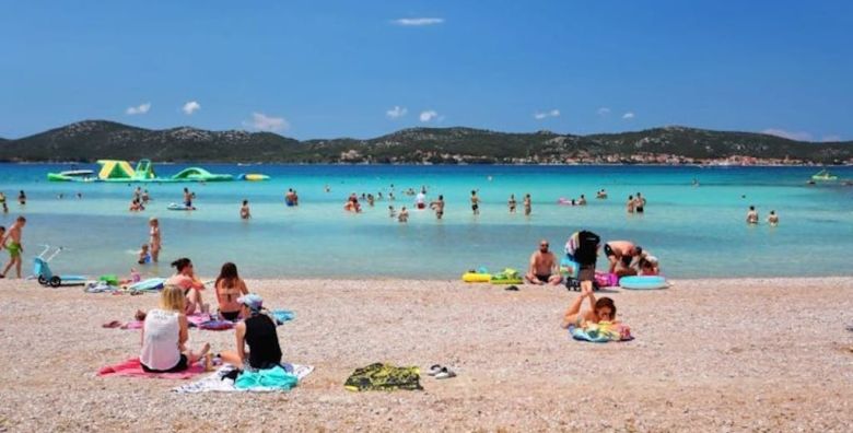 Ilirija Resort  Hotel Adriatic  Zabavno ljeto s punim pansionom Biograd na Moru Hrvatska  967 EUR  5x nocenje u dvokrevetnoj Superior sobi za 2 osobe 1 dijete do 12 godina i 1 dijete do 7 godina besplatno  Puni pansion