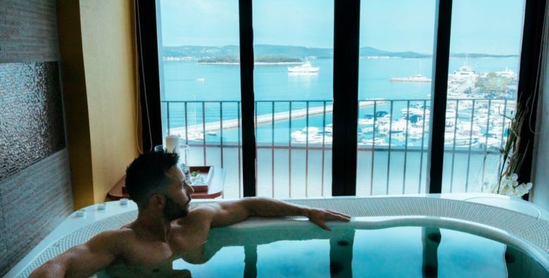Ilirija Resort  Hotel Adriatic  Ljeto u rujnu s punim pansionom Biograd na Moru Hrvatska  1 245 EUR  7x nocenje u dvokrevetnoj Superior sobi za 2 osobe 1 dijete do 12 godina i 1 dijete do 7 godina besplatno  Puni pansion