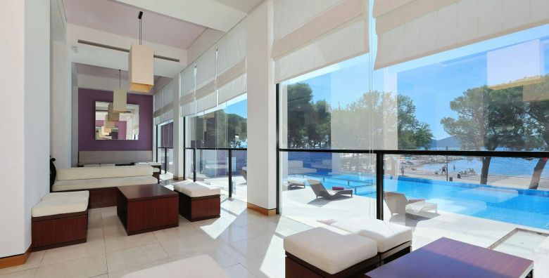 Ilirija Resort  Hotel Adriatic  Ljeto u rujnu s punim pansionom Biograd na Moru Hrvatska  890 EUR  5x nocenje u dvokrevetnoj Superior sobi za 2 osobe 1 dijete do 12 godina i 1 dijete do 7 godina besplatno  Puni pansion