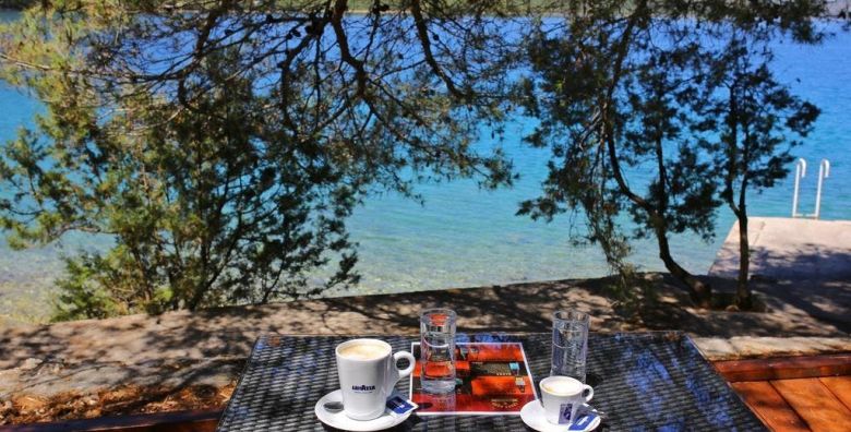 Hotel Luka  Last minute ljetni odmor kao nekada u srcu slikovite Dalmacije Luka Hrvatska  459 EUR  3x nocenje u dvokrevetnoj sobi za 2 osobe 1 dijete do 11 99 godina besplatno  Polupansion