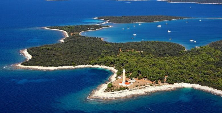 Hotel Luka  Kraj ljeta i pocetak jeseni kao nekada u srcu slikovite Dalmacije Luka Dugi otok Dalmacija Hrvatska  600 EUR  7x nocenje u dvokrevetnoj sobi za 2 osobe 1 dijete do 11 99 godina besplatno  Polupansion
