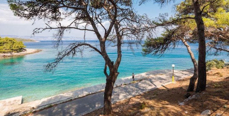 Fontana Resort  Savrsen ljetni odmor na Hvaru Jelsa Hrvatska  450 EUR  3x nocenje u Maestral dvokrevetnoj Classic sobi s klimom balkonom ili terasom okrenute prema moru za 2 osobe Polupansion