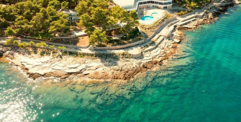 Fontana Resort  Savrsen ljetni odmor na Hvaru Jelsa Hrvatska  750 EUR  5x nocenje u Maestral dvokrevetnoj Classic sobi s klimom balkonom ili terasom okrenute prema moru za 2 osobe Polupansion