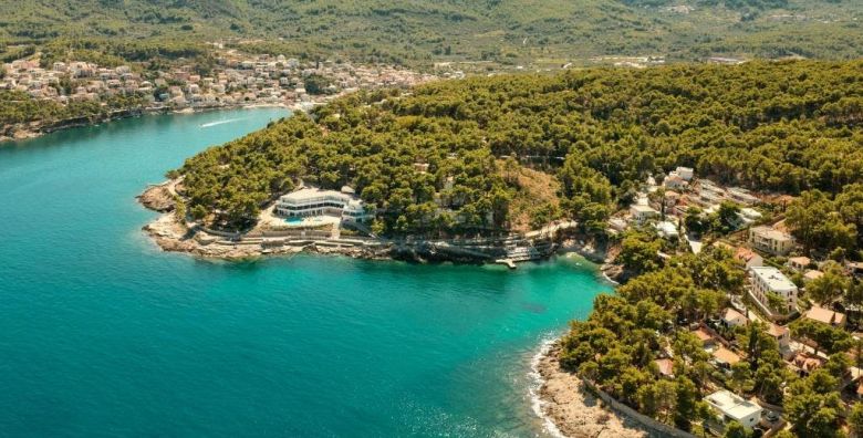 Fontana Resort  Savrsen ljetni odmor na Hvaru Jelsa Hrvatska  1 050 EUR  7x nocenje u Maestral dvokrevetnoj Classic sobi s klimom balkonom ili terasom okrenute prema moru za 2 osobe Polupansion