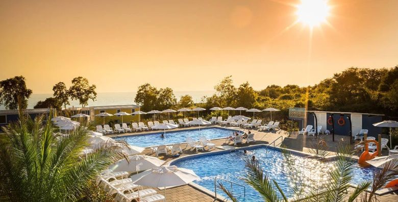 Aminess Planet Camping Maravea Resort  Last minute ljeto u prekrasnom kampu Novigrad Hrvatska  1 709 EUR  6x nocenje u Maravea Premium Holiday Home za do 6 osoba 4 odrasle osobe i 2 djece do 11 99 godina ili 5 odraslih osoba  Koristenje bazena lezaljki i suncobrana unutar rezervirane cone