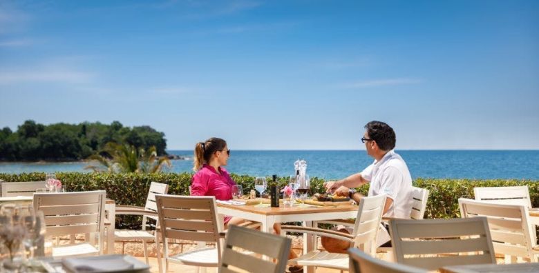 Aminess Planet Camping Maravea Resort  Last minute ljeto u prekrasnom kampu Novigrad Hrvatska  1 993 EUR  7x nocenje u Maravea Premium Holiday Home za do 6 osoba 4 odrasle osobe i 2 djece do 11 99 godina ili 5 odraslih osoba  Koristenje bazena lezaljki i suncobrana unutar rezervirane cone