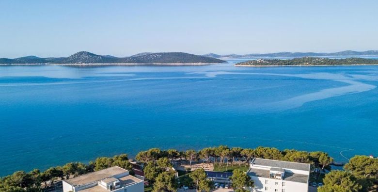 Villas Arausana  Antonina  Last minute ljeto uz more Vodice Hrvatska  803 EUR  7x nocenje u dvokrevetnoj sobi s balkonom morska strana za 2 osobe 1 dijete do 11 99 godina i 2 dijete do 2 99 godina besplatno  Polupansion