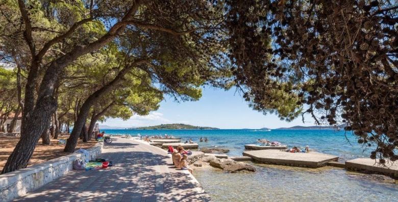 Villas Arausana  Antonina  Ljeto uz more  Posebna akcija Vodice Hrvatska  1 410 EUR  7x nocenje u dvokrevetnoj sobi s balkonom morska strana za 2 osobe 1 dijete do 11 99 godina i 2 dijete do 2 99 godina besplatno  Polupansion
