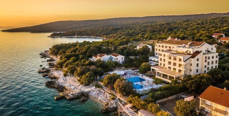 La Luna Island Hotel  Obiteljski all inclusive kraj ljeta na Pagu  Posebna akcija Lun Hrvatska  296 EUR  2x nocenje u dvokrevetnoj Standard sobi s pomocnim lezajem za 2 osobe 1 dijete do 11 99 godina i 2 dijete do 2 99 godina besplatno  All inclusive