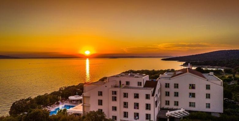 La Luna Island Hotel  Obiteljski ljetni all inclusive odmor na Pagu  Posebna akcija Lun Hrvatska  690 EUR  3x nocenje u dvokrevetnoj Standard sobi s pomocnim lezajem za 2 osobe 1 dijete do 11 99 godina i 2 dijete do 2 99 godina besplatno  All inclusive