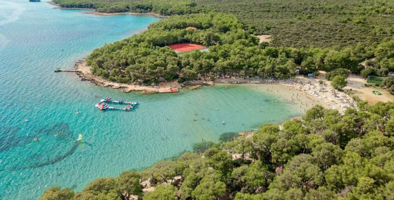 Pine Beach Pakostane  All inclusive light odmor uz sport i prirodu  Posebna ponuda za obitelji Pakostane Hrvatska  726 EUR  3x nocenje u Comfort bungalovu bez struje za 3 osobe  2 djece do 3 99 godina besplatno  All inclusive light